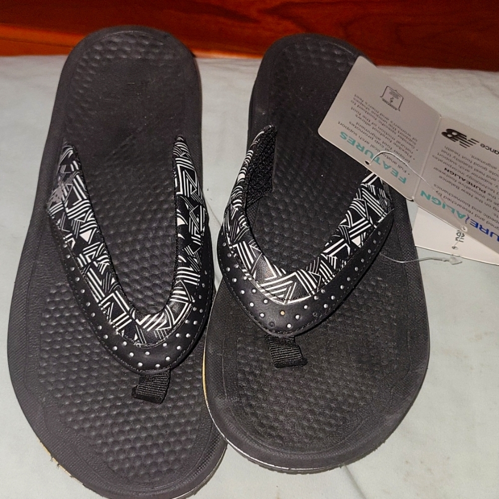 Womens size 8 new balance flip flops
